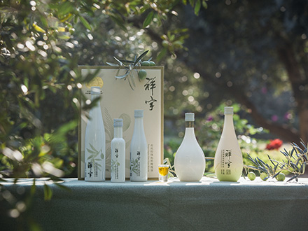 祥宇特級(jí)初榨橄欖油，純手工采摘、精選優(yōu)質(zhì)油橄欖鮮果，用意大利貝亞雷斯全自動(dòng)設(shè)備物理冷榨工藝，在鮮果采摘后8小時(shí)內(nèi)限時(shí)鮮榨而成。